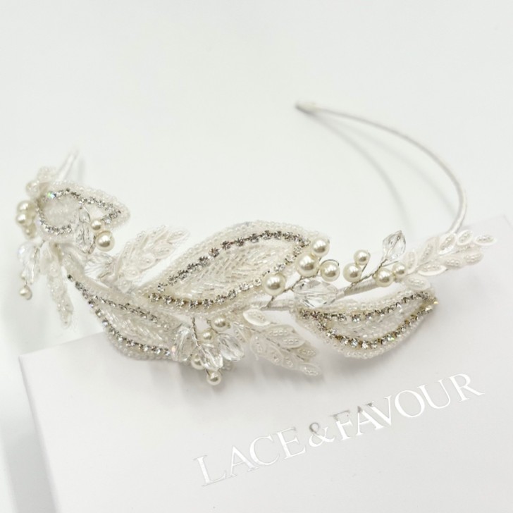 Bandeau Astoria d'inspiration vintage avec feuilles perlées sur le côté
