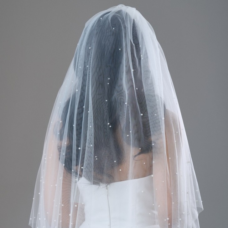 Bellavue Ivory Two Tier Scattered Pearl Veil with Cut Edge (Voile de perles dispersées à deux niveaux avec bord coupé)