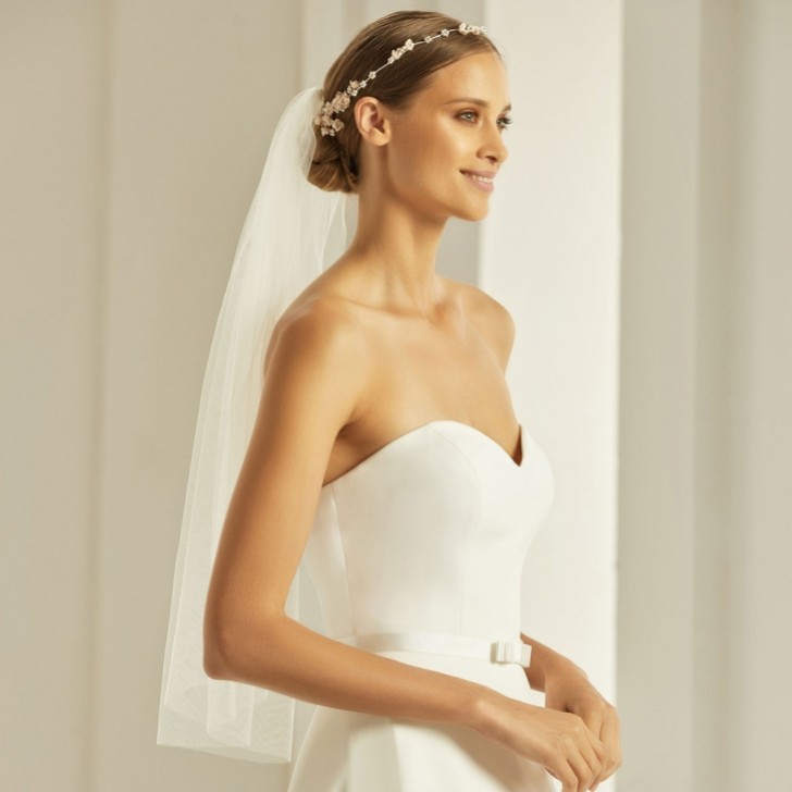 Bianco Ivory Plain Single Tier Elbow Length Veil with Cut Edge S302 (Voile à un seul niveau avec bord coupé)