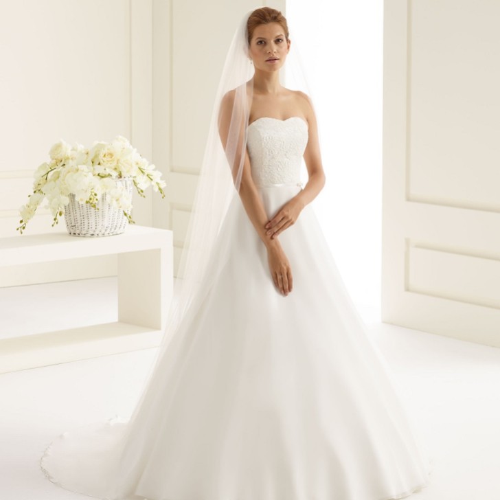 Bianco Ivory Plain Single Tier Floor Length Veil with Cut Edge S227 (Voile de sol à un seul étage avec bord coupé)