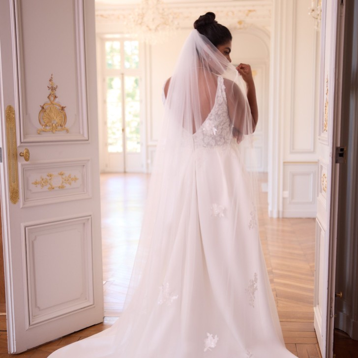 Bianco Ivory Single Tier Cut Edge Lace Applique Chapel Veil S529