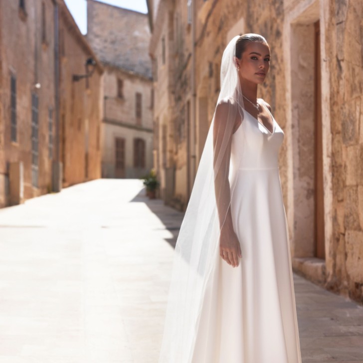 Bianco Ivory Single Tier Glitter Tulle Floor Length Veil with Glass Bead Edge S522 (voile de sol en tulle pailleté à un seul étage avec bordure en perles de verre)