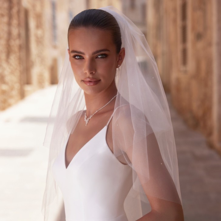 Bianco Ivory Two Tier Glitter Tulle Fingertip Veil with Scattered Diamantes S496 (voile de bout de doigt en tulle pailleté à deux étages avec des diamants dispersés)