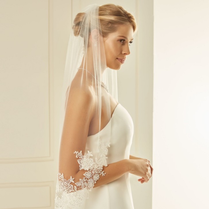 Bianco Single Tier Cut Edge Waist Length Veil with Floral Lace S238 (Voile de taille à un seul niveau et à bord coupé avec de la dentelle florale)