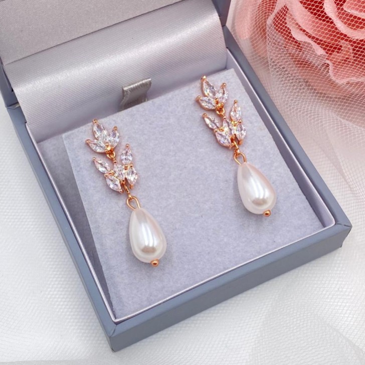 Boucles d'oreilles en or rose avec zircon cubique et perles de larme Divine