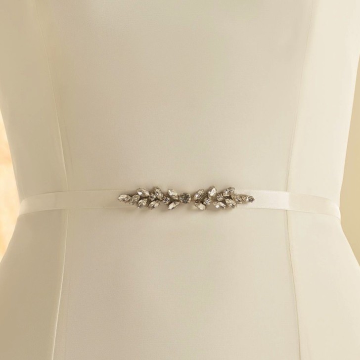 Ceinture de mariage en satin étroit Bianco avec détails en cristal