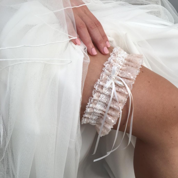 Chantilly Blush Floral Spitze Braut Strumpfband mit Perle Tropfen