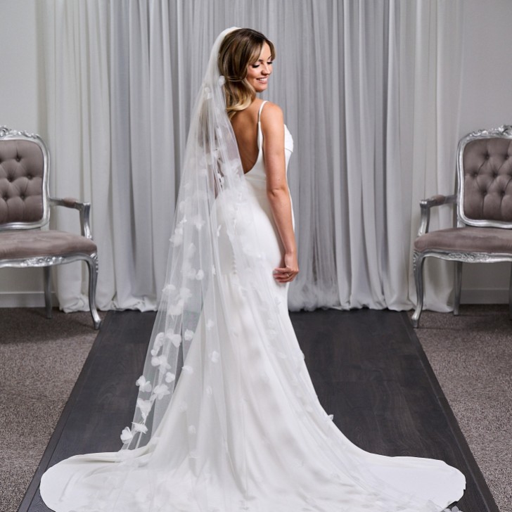 Cloverdale Ivory Single Tier Long 3D Flower Bridal Veil (voile de mariée)