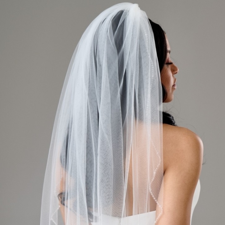 Elmira Ivory Single Tier Delicate Beaded Edge Veil (voile à un seul étage avec des perles)