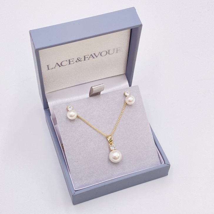 Ensemble de boucles d'oreilles et de pendentifs Evie Gold Dainty Pearl