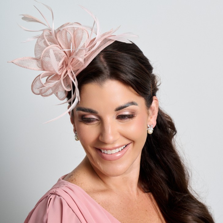 Fascinateur de mariage en sinamay et plumes rose chair