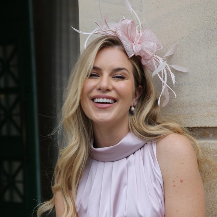 Fascinateur de mariage en sinamay et plumes rose foncé