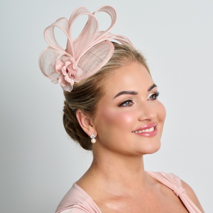 Fascinateur de mariage en sinamay à plis latéraux simple rose chair
