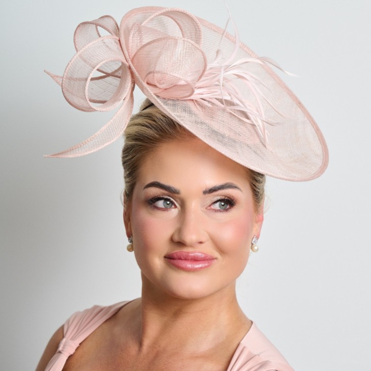 Fascinateur de mariage à large disque en sinamay rose chair