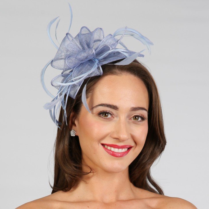 Fascinator da sposa in sinamay e piume color pervinca
