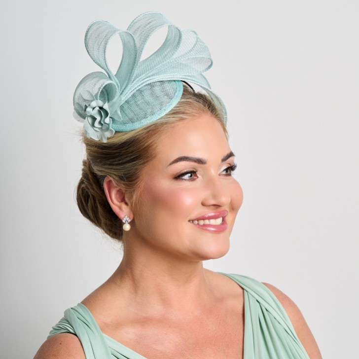 Fascinator da sposa verde menta a pieghe laterali semplici in sinamay