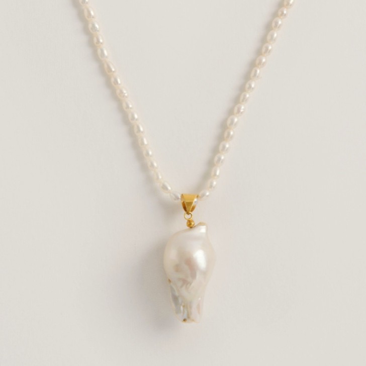 Freya Rose Collier de perles de riz avec grand pendentif en perles baroques