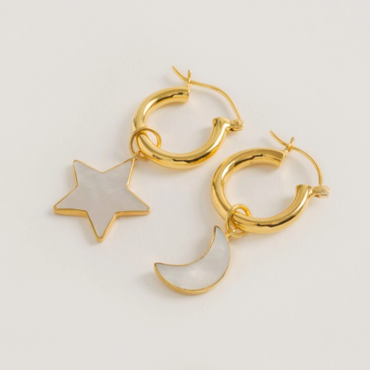Freya Rose Mini-Reifen aus Gold mit Stern und Mond aus Perlmutt