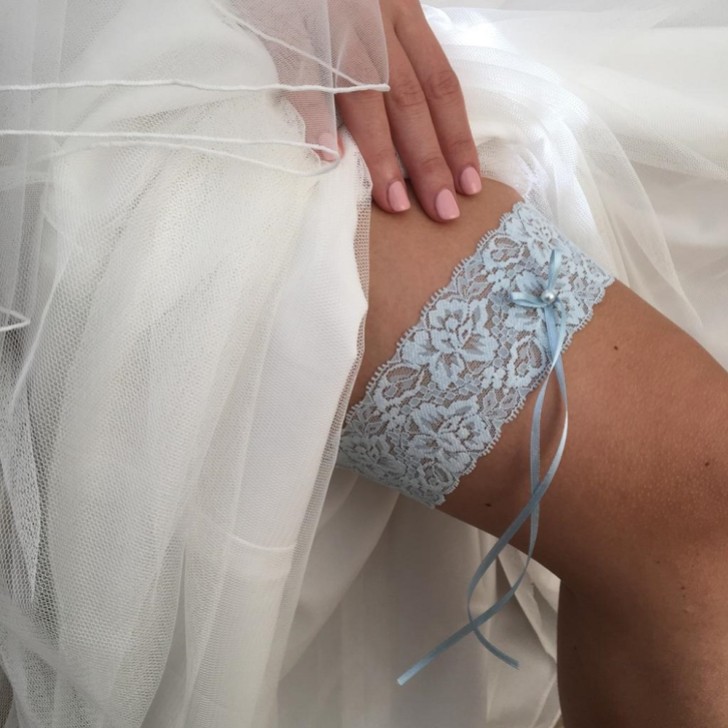 Giarrettiera da sposa in pizzo delicato blu Purity con dettaglio di perle