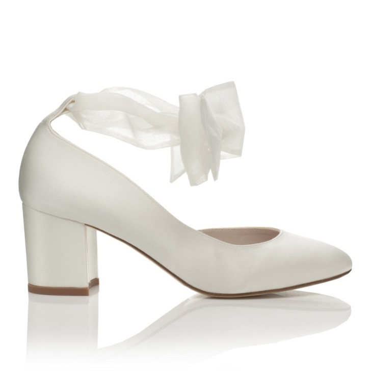 Harriet Wilde Hetty Mid Ivory Satin Tie Up Block Heel Court Shoes (Scarpe da tribunale con tacco a blocco)