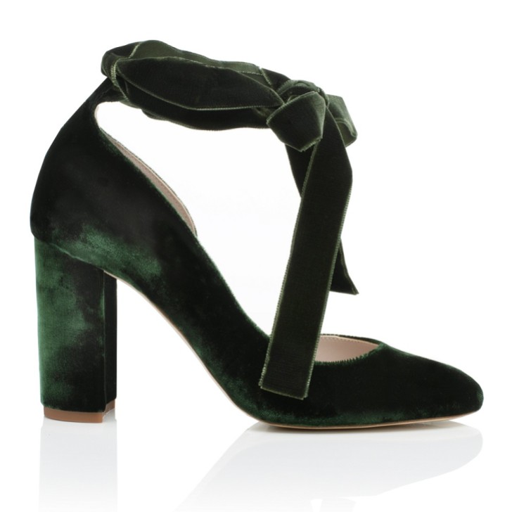 Harriet Wilde Hetty, velluto verde bosco, scarpe con tacco a blocco e cravatta