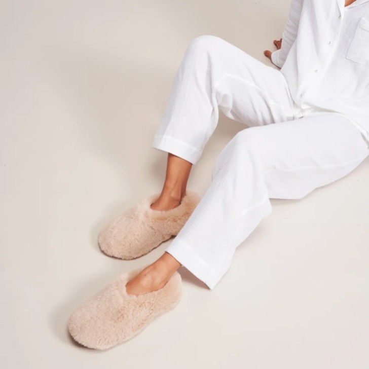 Helen Moore Chaussons en fausse fourrure beige