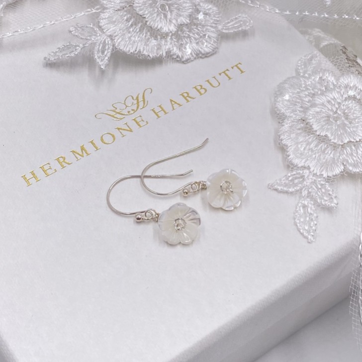 Hermione Harbutt Boucles d'oreilles Bianca en nacre et fleurs en goutte d'eau