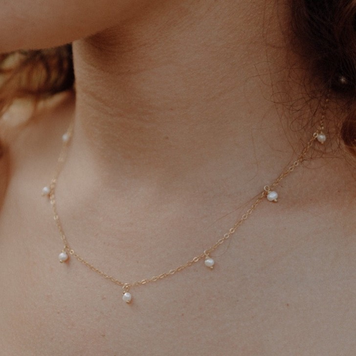 Hermione Harbutt Collana con catena di perle Raindrop Dainty