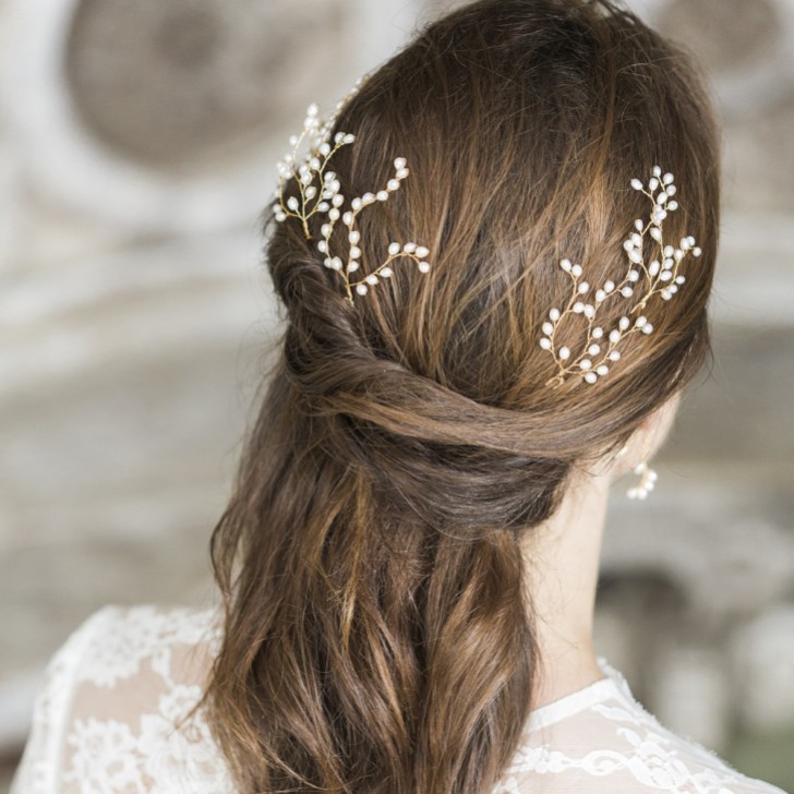 Hermione Harbutt Spille per capelli da sposa con perle d'acqua dolce Lily