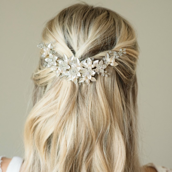 Ivory and Co Fermaglio per capelli da sposa a mezzaluna floreale smaltata con fiori di primavera