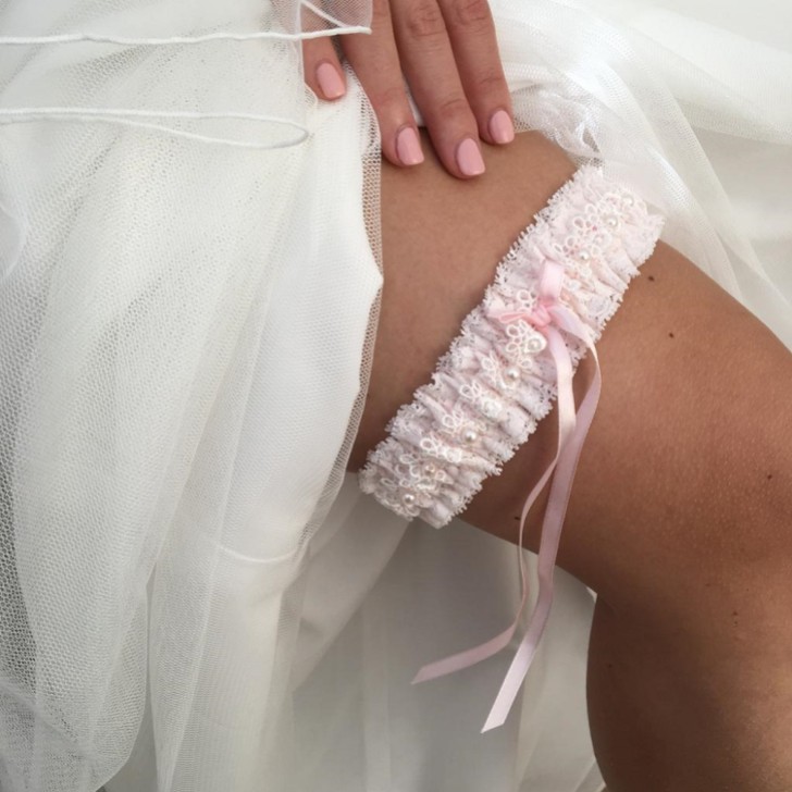 Jarretière de mariage Cupidon en dentelle rose pâle avec perles