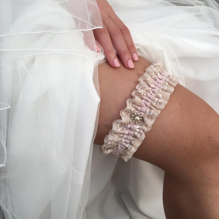 Jarretière de mariage vintage en dentelle nude Serenity avec bordure de perles