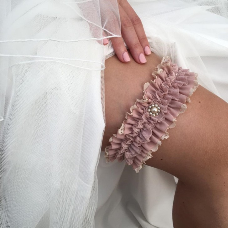 Jarretière de mariage vintage en dentelle rose foncé avec garniture en perles