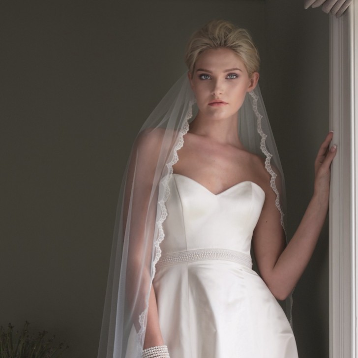 Joyce Jackson Beauty Single Tier Scalloped Lace Edge Veil (voile de beauté à un seul étage et à bord dentelé)