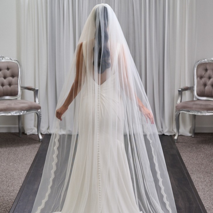 Knightsbridge Single Tier Italian Tulle Scalloped Lace Trimmed Veil