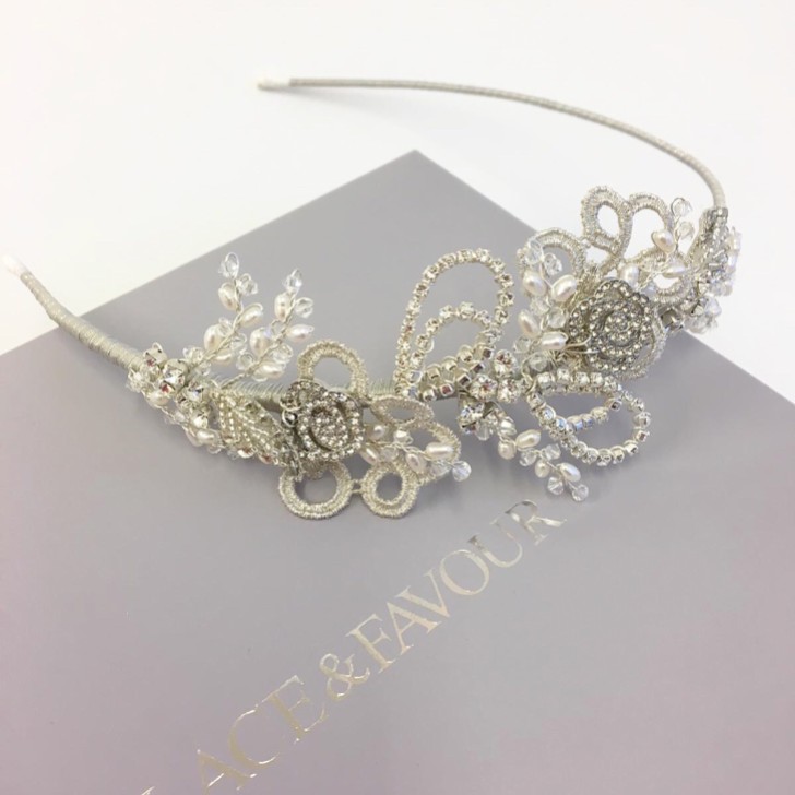 Leona Vintage Inspired Silver Lace and Crystal Side Headpiece (Tête d'inspiration vintage en dentelle argentée et cristaux)