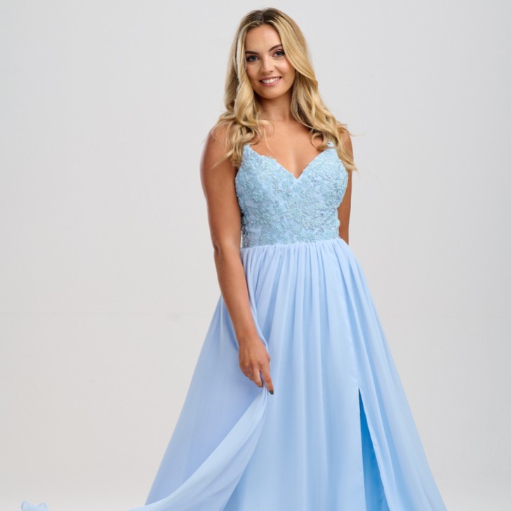 Linzi Jay Robe de bal de fin d'année en mousseline de soie perlée bleu pâle avec fente