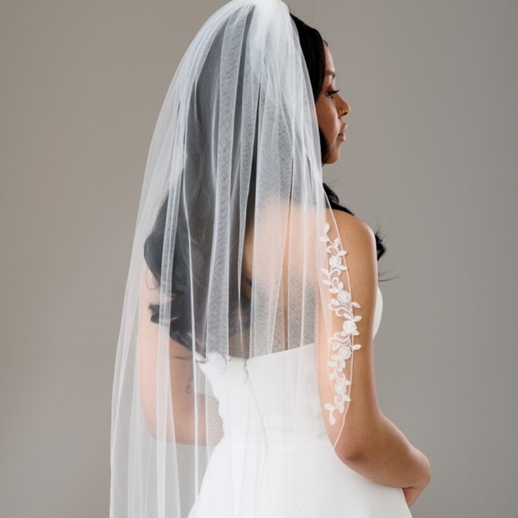 Montrose Ivory Single Tier Corded Edge Veil with Floral Lace Motifs (Voile à un seul niveau avec bordure en cordon et motifs floraux en dentelle)