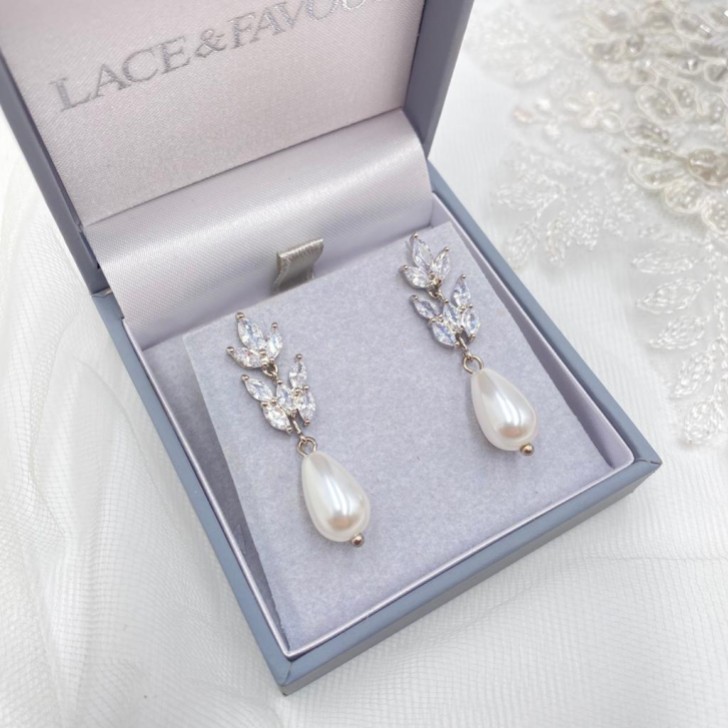 Orecchini Divine in argento con zirconi e perle a goccia