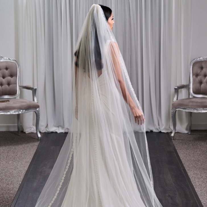 Oxford Single Tier Italian Tulle Narrow Beaded Lace Trimmed Veil (voile de tulle italien à un seul étage, garni de dentelle perlée)
