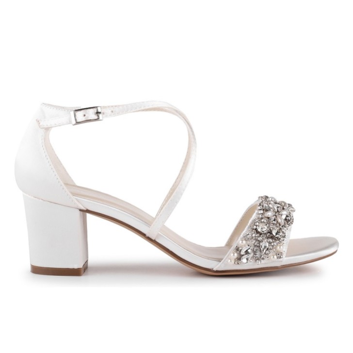 Paradox London Evangeline Ivory Satin Embellished Low Block Heel Sandals (Sandales à petits talons en satin ivoire)