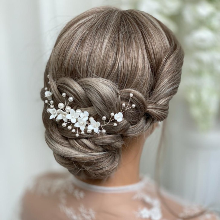 Peigne à cheveux de mariée Skye en porcelaine avec fleurs et perles (argent)