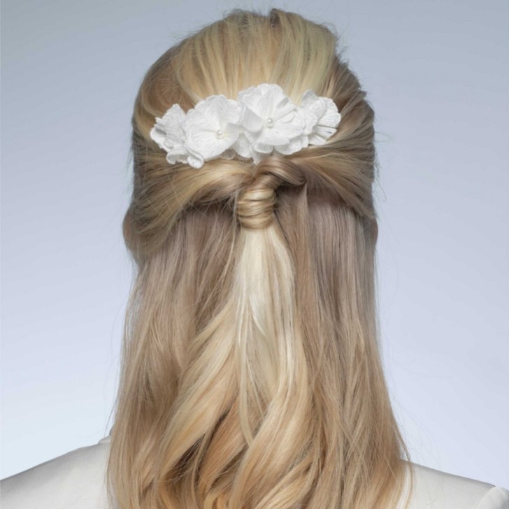 Peigne à cheveux fleur en tissu ivoire pivoine