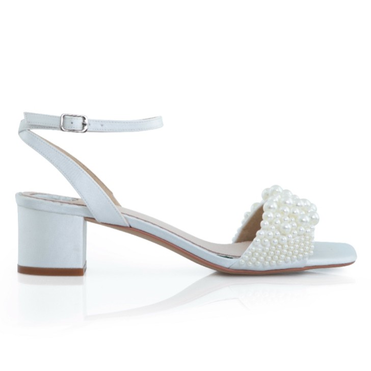 Perfect Bridal Claire Elfenbein Satin Perlen Sandalen mit niedrigem Blockabsatz