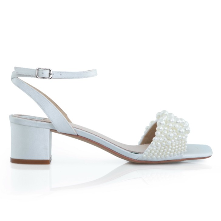 Perfect Bridal Claire - Sandali con tacco basso in raso avorio e perle