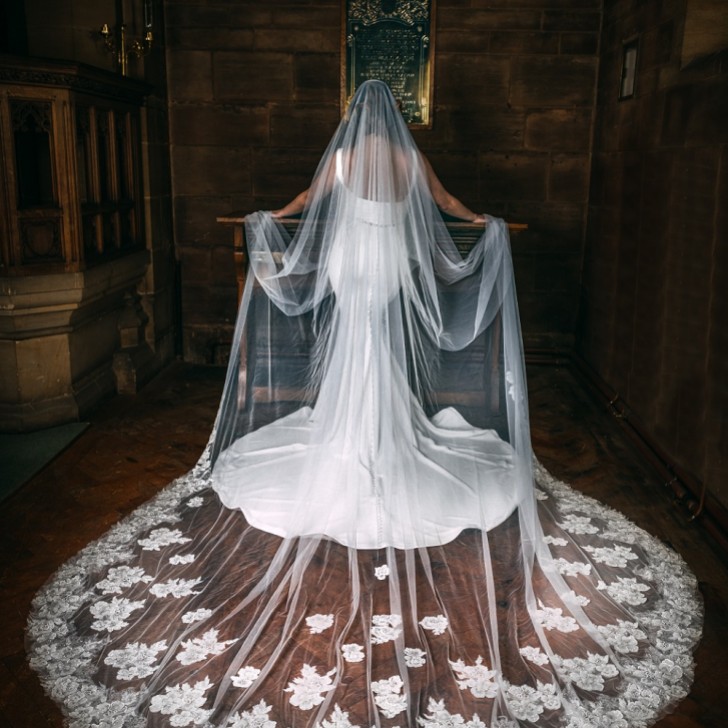 Perfect Bridal Elfenbeinfarbener einreihiger perlenbesetzter Floralspitzen-Kathedralschleier mit Motiven