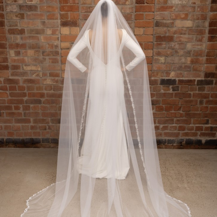 Perfect Bridal Elfenbeinfarbener einstufiger Kathedralenschleier mit Blattstickerei aus Spitze