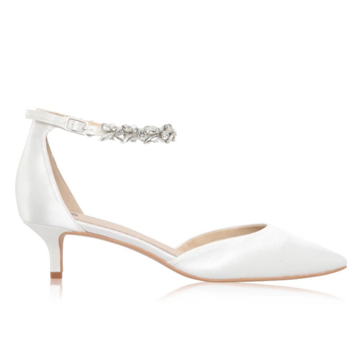 Perfect Bridal Eliza Dyeable Ivory Satin Embellished Ankle Strap Kitten Heels (talons aiguilles à bride de cheville avec ornements)