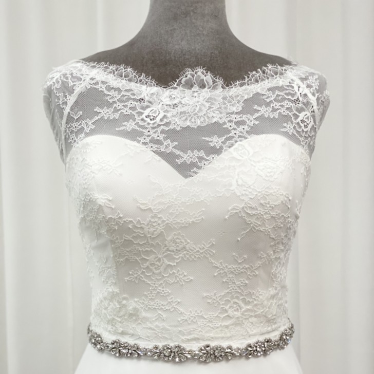 Perfect Bridal Elodie Schlankes Kristallverziertes Blumenkleid Gürtel