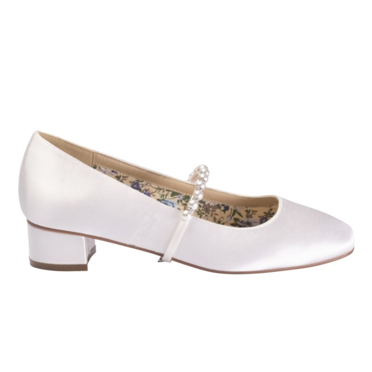 Perfect Bridal Kinsley Tacchi bassi in raso color avorio con cinturino in perle